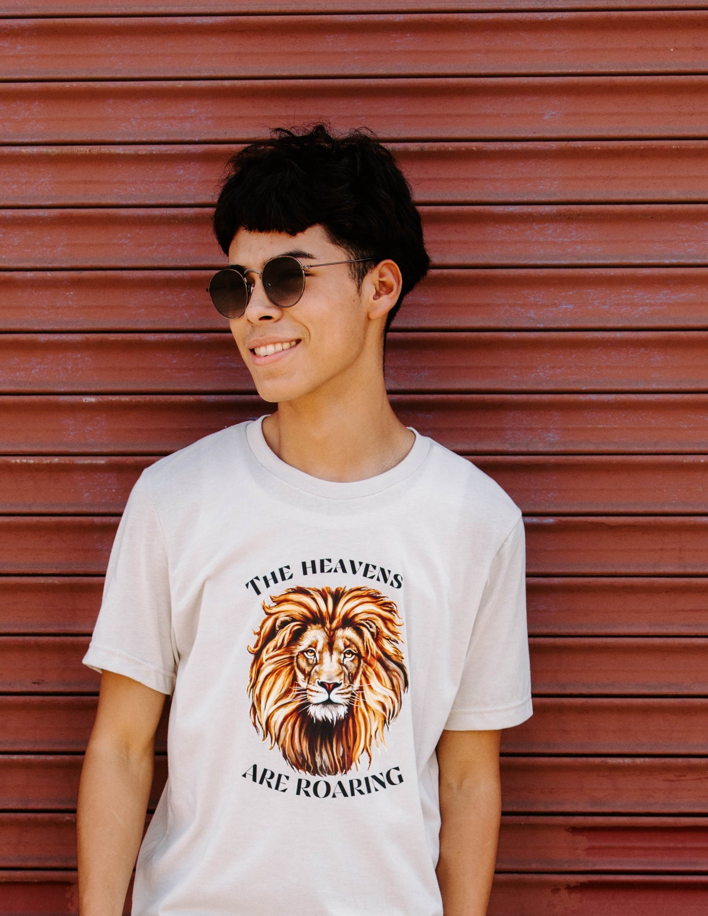 THE HEAVENS ARE ROARING LION, UNISEX T-SHIRT