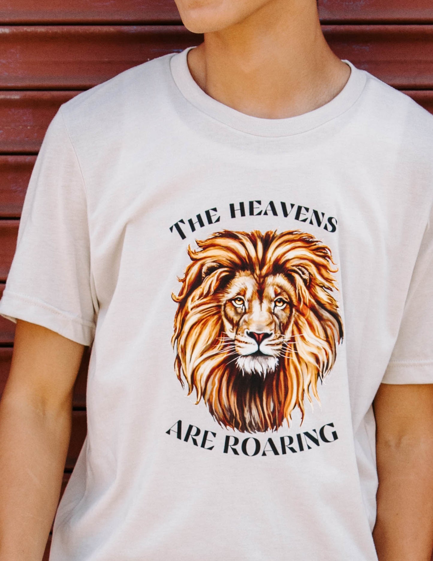 THE HEAVENS ARE ROARING LION, UNISEX T-SHIRT